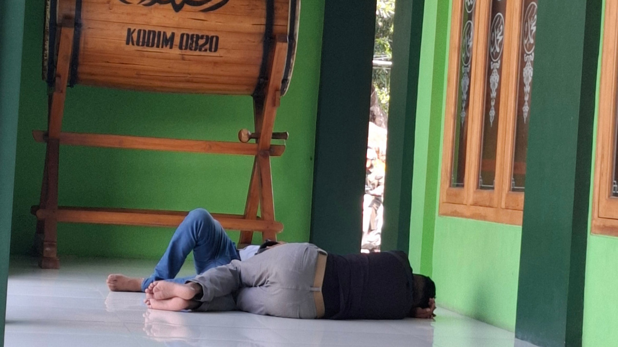 Tradisi Jemaah Beristirahat di Masjid Al-Hidayah Saat Puasa Ramadan Datang
            - galeri foto