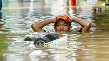 Banjir merendam perkampungan padat dengan ketinggian satu hingga dua meter, petugas kepolisian dan BNPB mengevakuasi warga yang terjebak banjir, di Kebon Pala dua, Jakarta Timur, Selasa (4/4/2025)