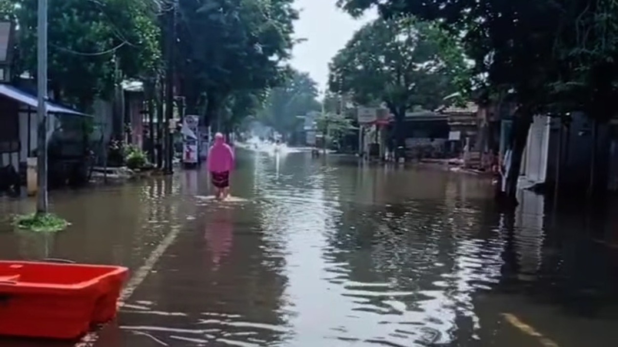Banjir Masih Genangi Ratusan Rumah di Gresik, Jalur Boboh Gresik-Surabaya Ditutup
            - galeri foto