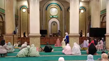Masjid Ash Shobirin Surabaya Sediakan 400 hingga 800 Porsi Makanan Buka Puasa dengan Ojol, Musyafir dan Warga