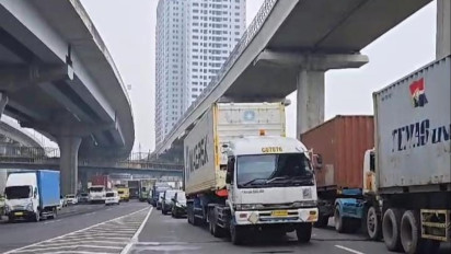Imbas Banjir, Exit Tol Bekasi Barat Stuck, Kendaraan Mengular hingga 5 Km, Polisi Rekayasa Lalu Lintas