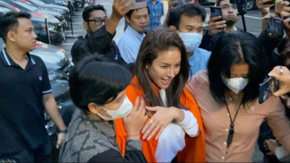 Resmi Ditahan, Nikita Mirzani Justru Cengengesan Sambil Dadah-dadah dan Beri Flying Kiss