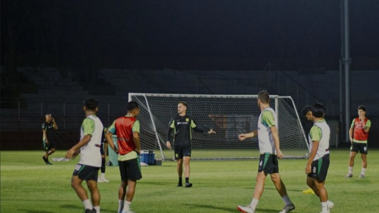 Usai Menang Besar Lawan Persib Bandung, Munster Bakal Coba-coba Rotasi Pemain saat Persebaya Tantang PSM Makassar
            - galeri foto