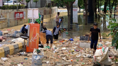 Banjir Masih Merendam Mega Bekasi Hypermall, 700 Toko Tergenang, Terpantau Karyawan Sibuk Selamatkan Barang-Barang