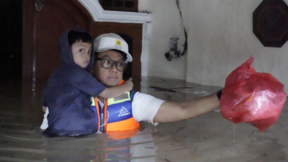 PLN Kontrol Keamanan Kelistrikan, Bantu Evakuasi Warga di Tengah Banjir Bekasi