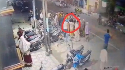 Nekat Curi Motor Depan Toko Pakaian di Sampang, Seorang Pemuda Tertangkap dan Babak Belur Dihajar Warga