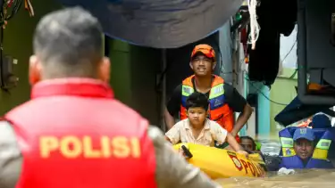 Kondisi debit air banjir yang tinggi di Bekasi
