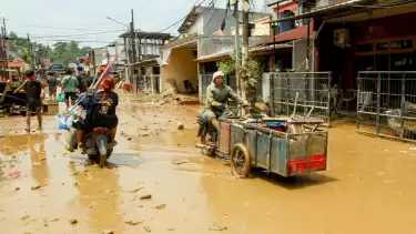 Kondisi lumpur bekas banjir di Bekasi