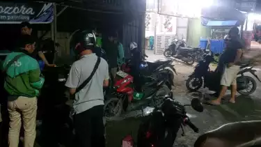 Aksi para driver ojol menguras isi tangki motor setelah mengisi BBM yang diduga oplosan di Kendari