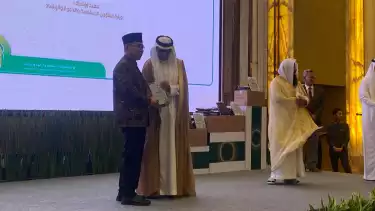 Ketua Umum PBNU KH. Yahya Cholil Staquf menerima simbolis hadiah kurma dan Al-Quran dari Duta Besar Arab Saudi untuk Indonesia Faisal bin Abdullah Al-Amudi