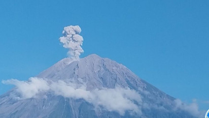 Gunung Semeru Erupsi Lima Kali pada Kamis Pagi