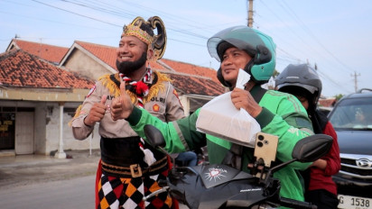 Berkostum Wayang, Sejumlah Polisi di Pemalang Berbagi Takjil ke Pengendara