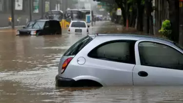 Ilustrasi mobil kena banjir