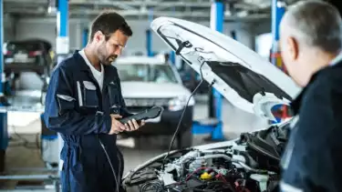 Ilustrasi mobil masuk bengkel pasca terendam banjir
