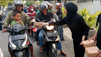 Berbagi Berkah Ramadhan, Bagikan Takjil  pada Pengendara dan Beri Santunan Anak Yatim Piatu