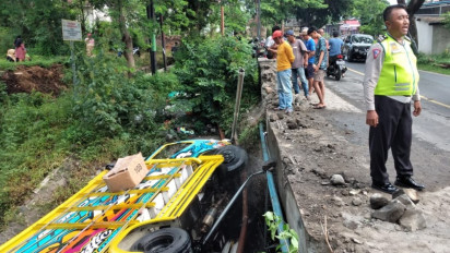 Sopir Kehilangan Konsentrasi, Truk Muatan Kacang ‘Nyelonong’ ke Sungai di Banyuwangi
