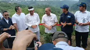 Menteri Lingkungan Hidup, Hanif Faisol Nurofiq, bersama Menteri Koordinator Bidang Perekonomian, Zulkifli Hasan, dan Gubernur Jawa Barat, Dedi Mulyadi, meninjau kawasan Bendungan Ciawi, Kabupaten Bogor.