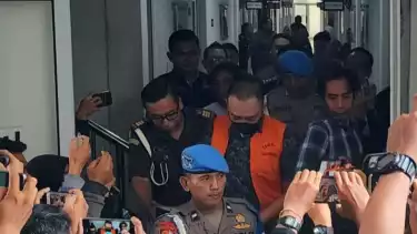 Aipda R, oknum polisi tersangka penembakan yang menewaskan siswa SMKN 4 Semarang, GRO, dikimpahkan ke Kejaksaan Negeri (Kejari) Kota Semarang, Kamis (6/3/2025).