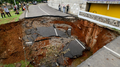 Penampakan Lubang Besar Jembatan di Bekasi yang Muncul akibat Diterjang Banjir, Begini Respons Menteri AHY