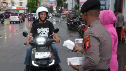 Polri Berbagi Takjil Di Bulan Ramadhan Kepada Pengendara Di Jalan