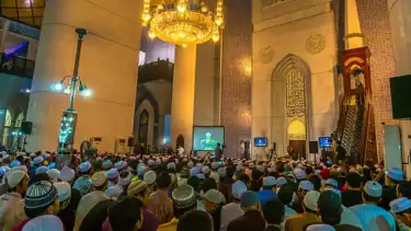 Ilustrasi menyimak naskah khutbah Jumat di masjid