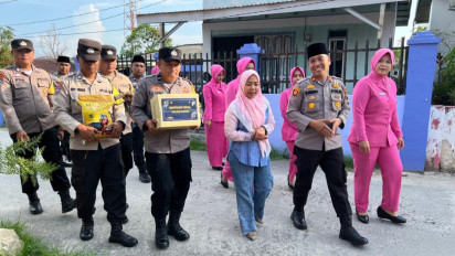 Momen Ramadan, Polsek Dumai Kota Bagikan Paket Bansos ke Masyarakat