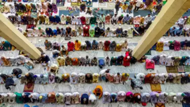 Ilustrasi jemaah shalat Jumat mendengar teks khutbah Jumat