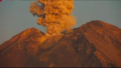 Gunung Semeru Alami 10 Kali Erupsi Pagi Ini, Semburkan Abu Vulkanik hingga 1.200 Meter