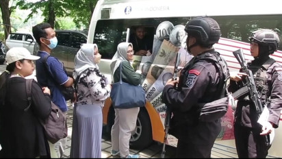 Warga Sidoarjo Antre Tukar Uang Baru Lebaran 2025 Dijaga Ketat Pihak Kepolisian Polresta Sidoarjo