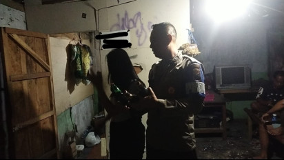 Aparat Gabungan Gerebek Warung Remang-remang di Gresik, Jaga Kesucian Ramadan