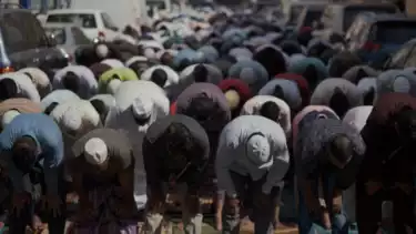 Ilustrasi shalat Jumat di jalanan