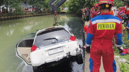 Mobil Terjun ke Kali Item Jakbar, Sopir Diduga Kurang Konsentrasi
