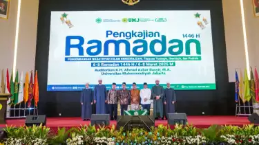 Ustaz Adi Hidayat (tengah kiri) saat foto bersama usai acara Pengkajian Ramadan PP Muhammadiyah 1446 H di UMJ