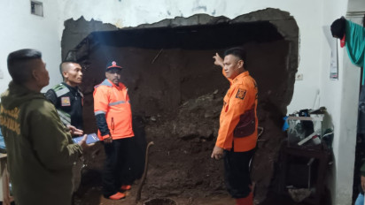 Rumah Warga di Bandung Jebol Akibat Longsor, Dua Korban Luka-Luka