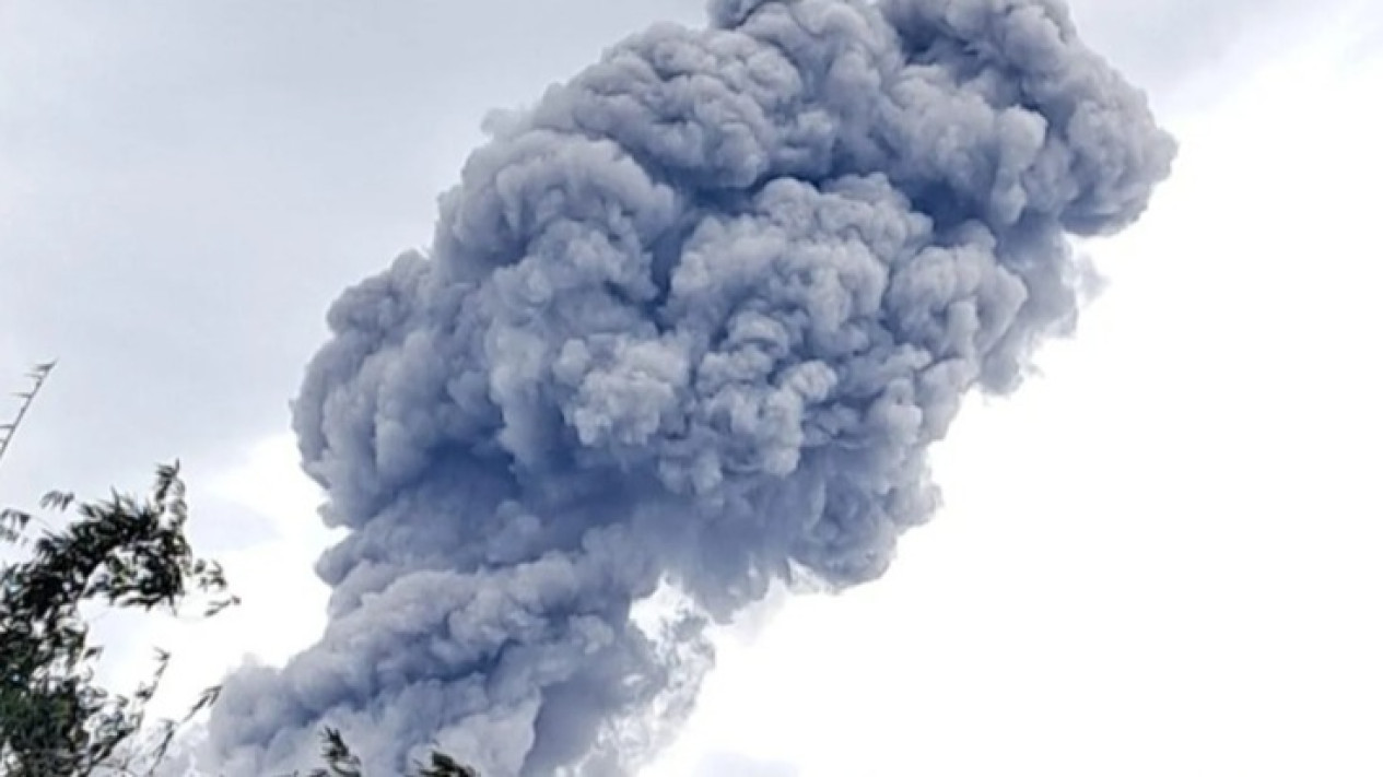 Gunung Marapi Erupsi, Tinggi Kolom Abu Tidak Teramati
            - galeri foto