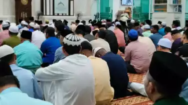 Ilustrasi mendengar teks khutbah Tarawih di masjid