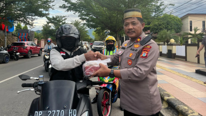 Polres Palopo Gelar Bagi Takjil ke Masyakarat di Bulan Ramadan 