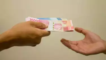 Ilustrasi memberi uang harta warisan