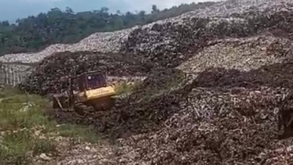 Tumpukan Sampah di TPA Sarimukti Longsor Nyaris Kenai Alat Berat