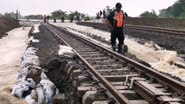 Perjalanan KA Semarang-Surabaya Terganggu Imbas Banjir di Grobogan Jateng