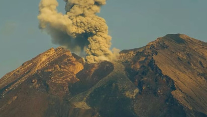 Erupsi Gunung Semeru Semburkan Abu Vulkanik Setinggi 1.300 Meter Menuju Arah Selatan