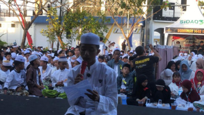 Ramadhan Bahagia, Masjid Ismuhu Yahya Bagikan 1.200 Paket Sembako Tiap Pekan