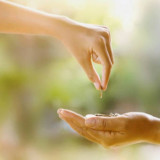 Kalau Mau Dikejar-kejar Rezeki dan Doa Dikabulkan, Berinfaqlah pada 5 Golongan Ini