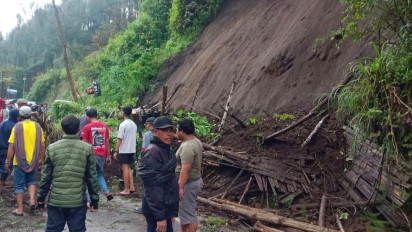 Curah Hujan Tinggi, Longsor di Wonomerto Tutup Akses Menuju Bromo