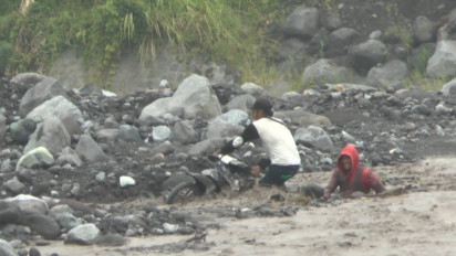 Abaikan Peringatan, Seorang Pengendara Motor Terseret Lahar Hujan Semeru