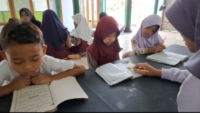 Menabur Kebaikan di Bulan Ramadhan, Mengajar Ngaji dan Sedekah Anak-anak Desa