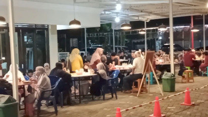 Masjid Baitul Jamil di Surabaya Ciptakan Suasana Kafe saat Buka Puasa Agar Jamaah Betah Beribadah
