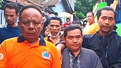Mayat Ibu dan Anak Ditemukan Berpelukan Setelah Banjir di Sukabumi, Suami Sengaja Kunci Rumah Buat Keluarganya Terjebak?