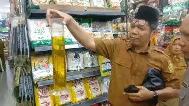 Dinas Perdagangan Karimun saat sidak Minyakita di sejumlah minimarket