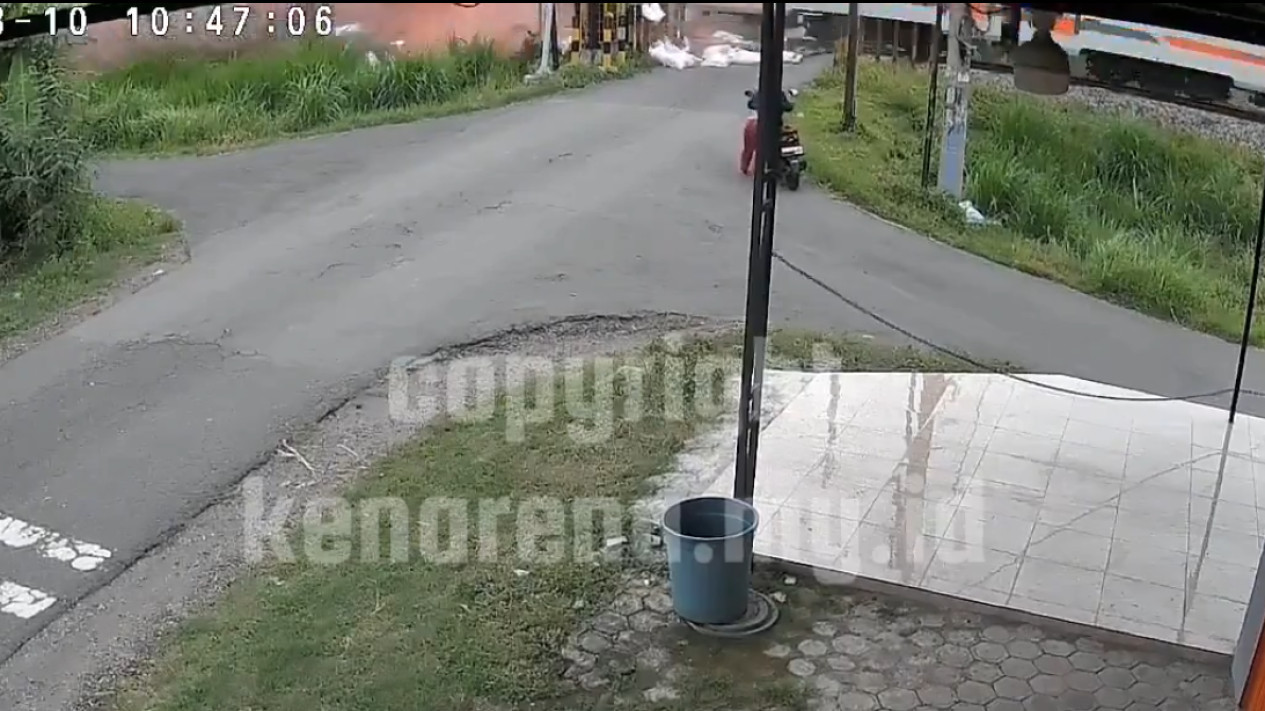 Video Detik-detik Kecelakaan KA Kertanegara Vs Truk di Kediri: Lokomotif Ringsek
            - galeri foto